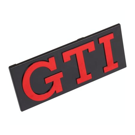 Emblem "GTI", vorne, roter Text, schwarzer Hintergrund